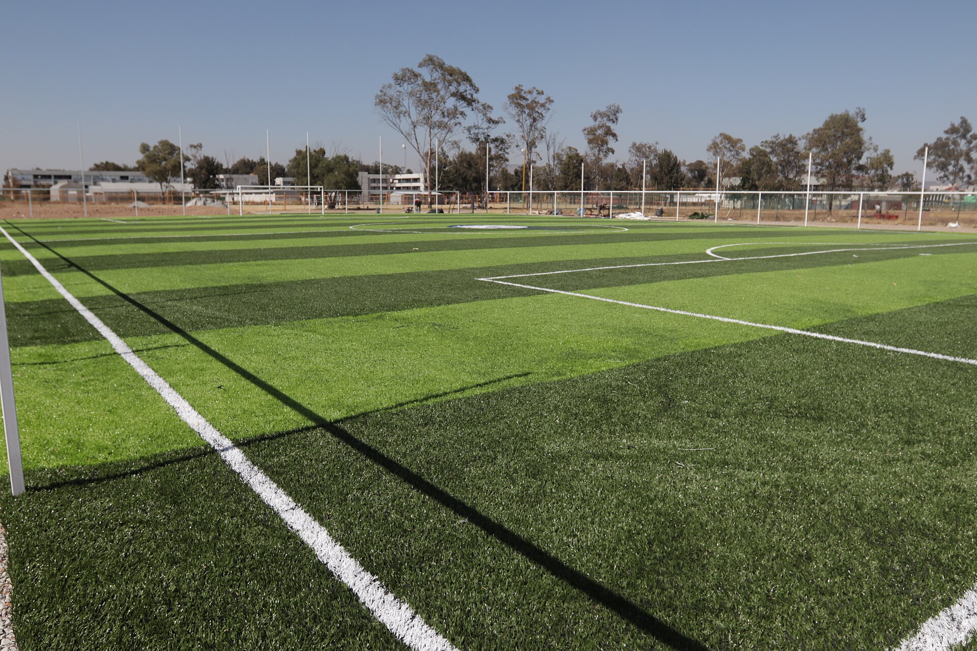 Cancha de césped sintético con las líneas de juego recién pintadas