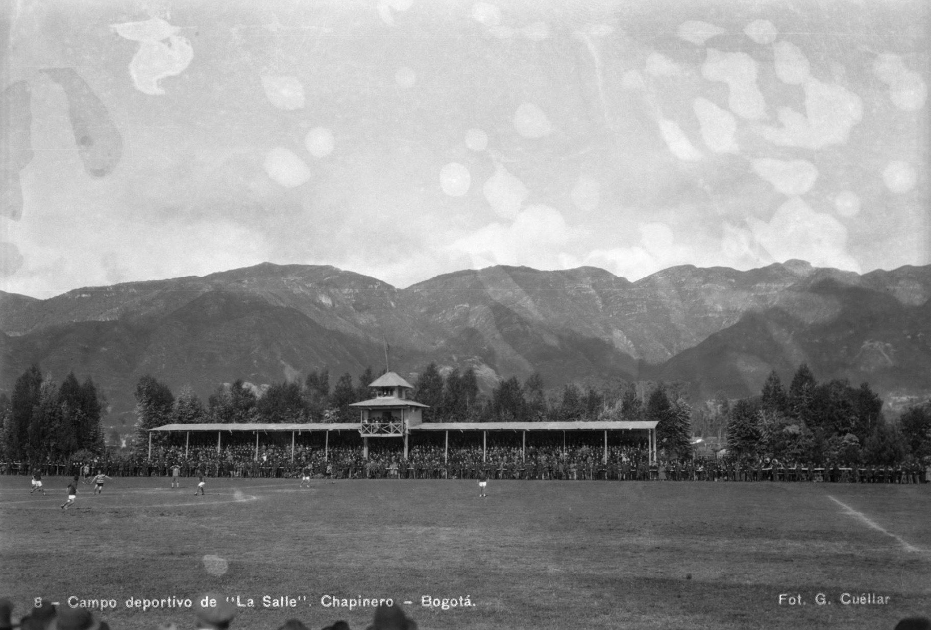 Partido de fútbol en el campo de La Salle, en Chapinero, Bogotá, hacia 1930